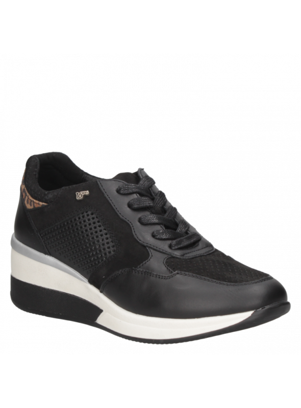 Zapatilla urbana de cuero rosado para mujer, diseño moderno y juvenil.