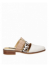 Sandalia de mujer en cuero blanco, estilo casual, con forro de poliuretano y taco plano.