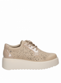 zapatilla de cuero beige para mujer que combina comodidad y estilo moderno en su diseño