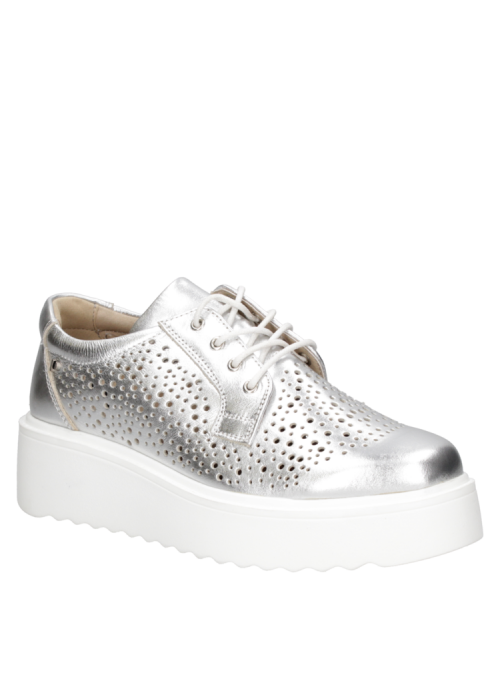 zapatilla de cuero plateada para mujer con diseño a la moda