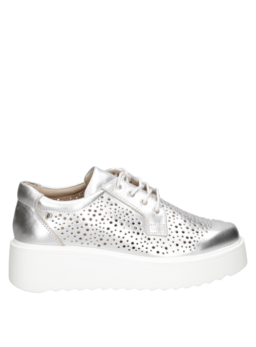 zapatilla de cuero plateada para mujer con diseño a la moda