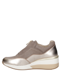 zapatilla de cuero taupe femenina con suela elevada y look casual-deportivo, ideal para eventos informales.