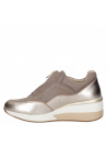 zapatilla de cuero taupe femenina con suela elevada y look casual-deportivo, ideal para eventos informales.