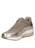 zapatilla de cuero taupe de mujer con diseño moderno y líneas limpias, adecuada para ocasiones cotidianas.