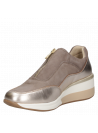 zapatilla de cuero taupe de mujer con diseño moderno y líneas limpias, adecuada para ocasiones cotidianas.