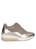 calzado de cuero taupe para mujer, estilo slip-on minimalista, combinable con jeans o leggings para un día informal.