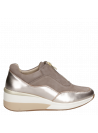 calzado de cuero taupe para mujer, estilo slip-on minimalista, combinable con jeans o leggings para un día informal.
