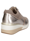 zapatilla urbana de mujer en cuero taupe, destacando costuras visibles y suela gruesa, perfecta para un look athleisure.