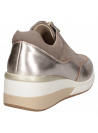 zapatilla urbana de mujer en cuero taupe, destacando costuras visibles y suela gruesa, perfecta para un look athleisure.