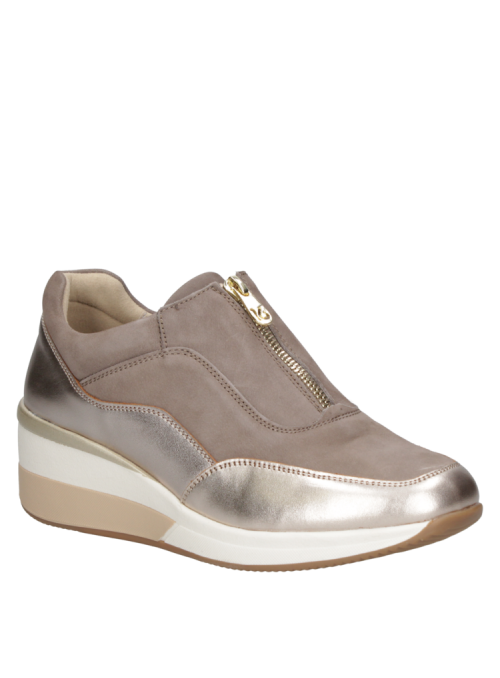 zapatilla de cuero taupe para mujer con diseño slip-on y cierre decorativo, ideal para un estilo urbano y casual moderno.