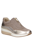 zapatilla de cuero taupe para mujer con diseño slip-on y cierre decorativo, ideal para un estilo urbano y casual moderno.