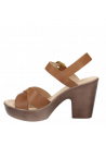 Calzado tipo sandalia en cuero camel para mujer, diseño sofisticado con tiras entrelazadas y hebilla metálica.
