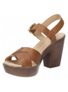 Sandalia de cuero camel para mujer, con correa metálica ajustable y plataforma que ofrece altura y comodidad.