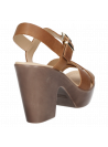 Sandalia casual de mujer en cuero camel, ideal para eventos semiformales con su elegante diseño de tiras.
