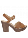 Calzado de cuero camel tipo sandalia para mujer, con diseño minimalista y tacón robusto para mayor estabilidad.