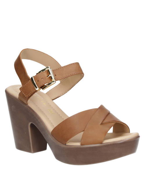 Sandalia de mujer en cuero camel con plataforma, correa ajustable en el tobillo y tiras entrelazadas en el empeine.