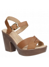 Sandalia de mujer en cuero camel con plataforma, correa ajustable en el tobillo y tiras entrelazadas en el empeine.