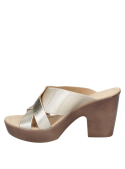 Sandalia oro de cuero con taco robusto y diseño moderno, perfecta para salidas casuales o cenas en restaurantes.
