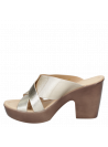 Sandalia oro de cuero con taco robusto y diseño moderno, perfecta para salidas casuales o cenas en restaurantes.
