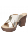 Calzado femenino en cuero oro, estilo chic con plataforma y correas decorativas, ideal para combinar con vestidos o trajes.