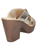 Diseño en cuero oro con plataforma continua, correas decorativas y estilo versátil, perfecto para ocasiones semi-formales.