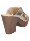 Diseño en cuero oro con plataforma continua, correas decorativas y estilo versátil, perfecto para ocasiones semi-formales.