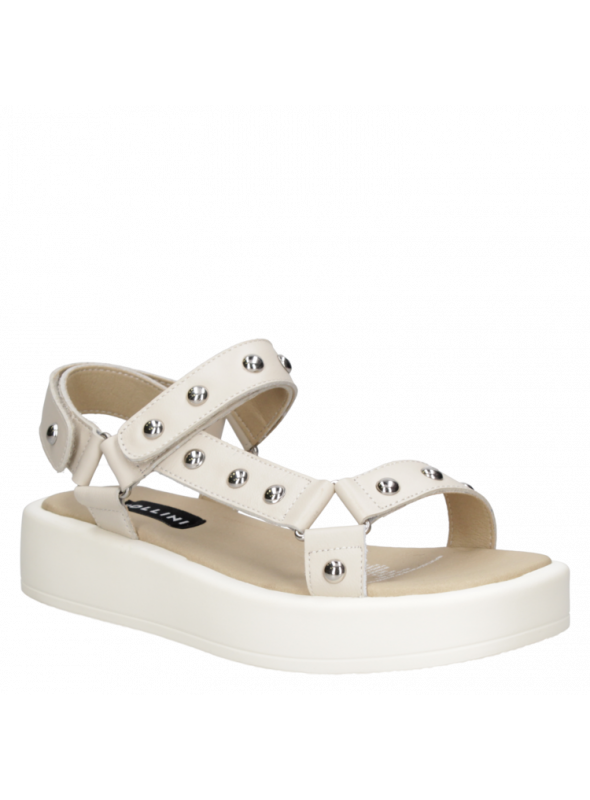Sandalia de cuero negra, estilo casual femenino, taco plano y punta abierta.