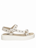 Sandalia plana de cuero blanco para mujer, diseño casual con forro textil y punta abierta.