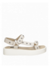Sandalia plana de cuero blanco para mujer, diseño casual con forro textil y punta abierta.