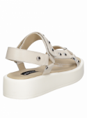 Elegante sandalia blanca de cuero, estilo casual femenino, ideal para ocasiones especiales.