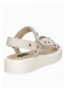 Elegante sandalia blanca de cuero, estilo casual femenino, ideal para ocasiones especiales.