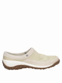 Zapato beige casual de mujer, mocasín de cuero y textil, adecuado para caminatas urbanas y días de campo.