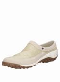 Zapato beige casual de mujer tipo mocasín cerrado, confeccionado en cuero y textil, ideal para un estilo de vida activo.