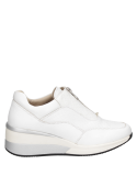 zapatilla de cuero blanco para mujer, estilo athleisure, combina comodidad deportiva con un look casual