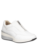 zapatilla de cuero blanco para mujer con diseño moderno y minimalista, estilo slip-on y cierre decorativo superior