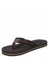 Elegante sandalia marrón de cuero para hombre, estilo casual, adecuada para playa o parque.