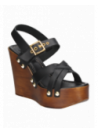Sandalia negra de cuero, estilo informal, con taco cuña y punta abierta, ideal para ocasiones especiales.