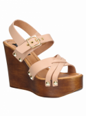 Calzado de cuero nude para mujer, sandalia con taco cuña, ideal para un look casual y veraniego.