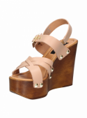 Sandalia nude de cuero con taco cuña de 12 cm y punta abierta, ideal para mujer en estilo informal.