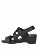 Sandalia de cuero negro con taco plano de 5.5 cm, estilo casual femenino.