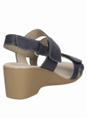 Elegante sandalia azul de cuero para mujer, estilo casual, perfecta para ocasiones informales.
