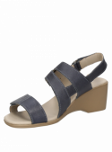 Sandalia azul de cuero para mujer, estilo casual con taco plano de 5.5 cm y punta abierta.