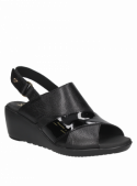 Sandalia casual negra de cuero para mujer, con punta abierta y diseño confortable para uso prolongado.