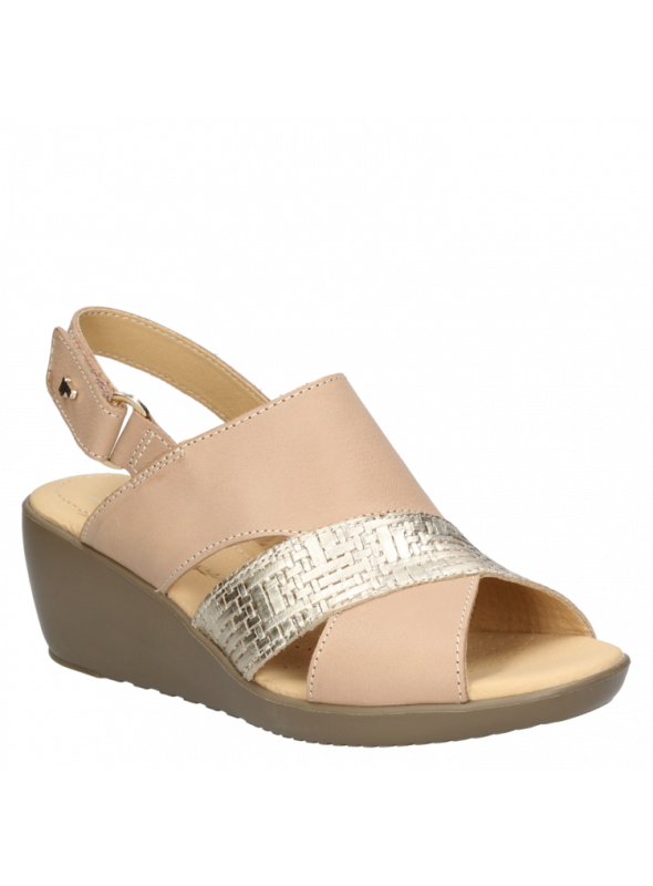 Sandalia casual negra de cuero para mujer, con punta abierta y diseño confortable para uso prolongado.
