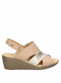Sandalia casual de cuero nude, diseño estilizado y cómodo para uso prolongado.