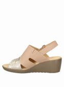 Elegante sandalia casual nude de cuero, diseño anatómico para confort en días calurosos.