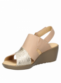 Sandalia nude de cuero para mujer con taco cuña de 5.5 cm, ideal para un look casual y cómodo.