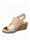 Sandalia nude de cuero para mujer con taco cuña de 5.5 cm, ideal para un look casual y cómodo.