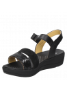 Sandalia negra de cuero para mujer, estilo casual, con taco plano que ofrece ligereza.