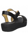 Calzado de cuero negro para mujer, sandalia informal, perfecta para un día relajado.